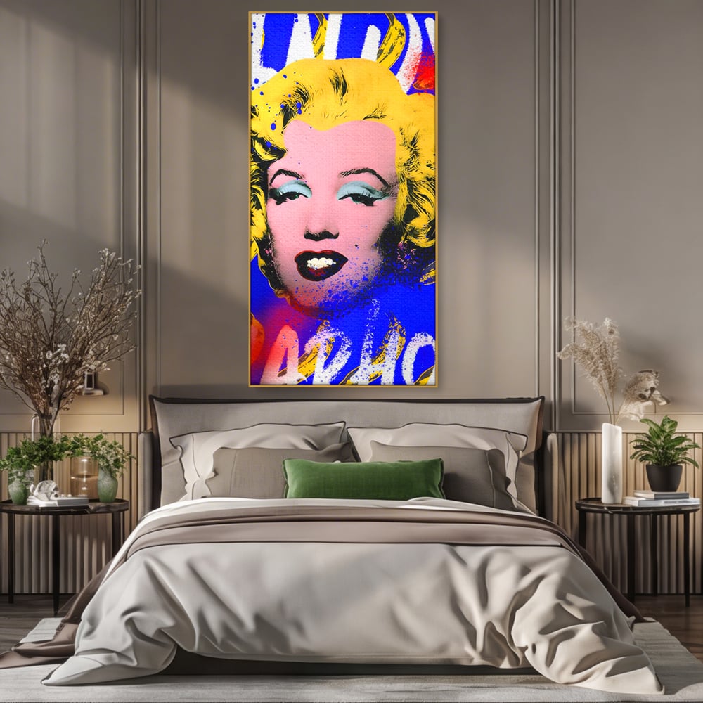 Tablou canvas cu tablou canvas cu portretul stilizat al lui marilyn monroe, in rama de aluminiu auriu, pe perete intr-un dormitor